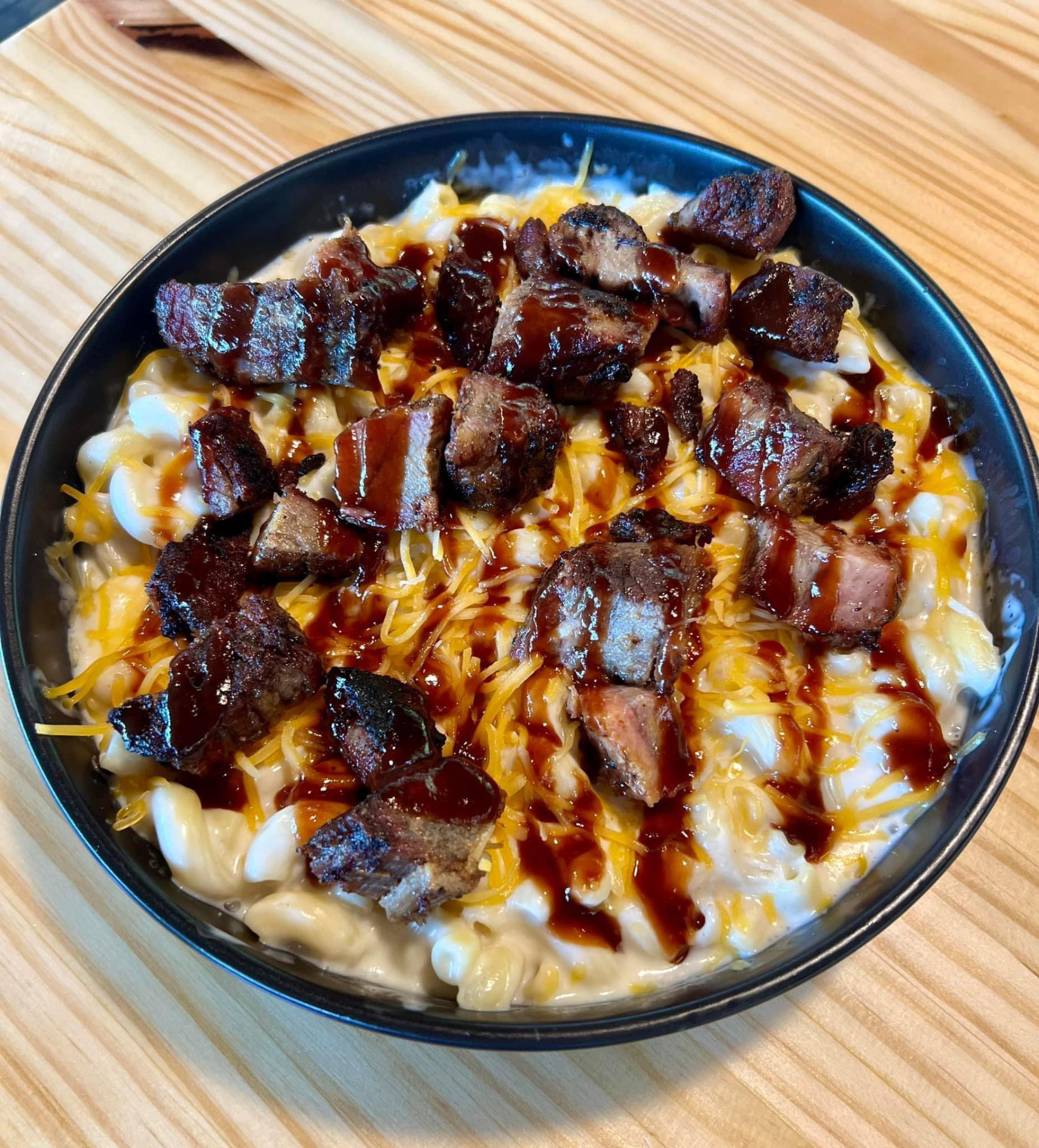 White cheddar mac bowl with burnt ends — creamy mac loaded with smoky burnt ends and BBQ drizzle